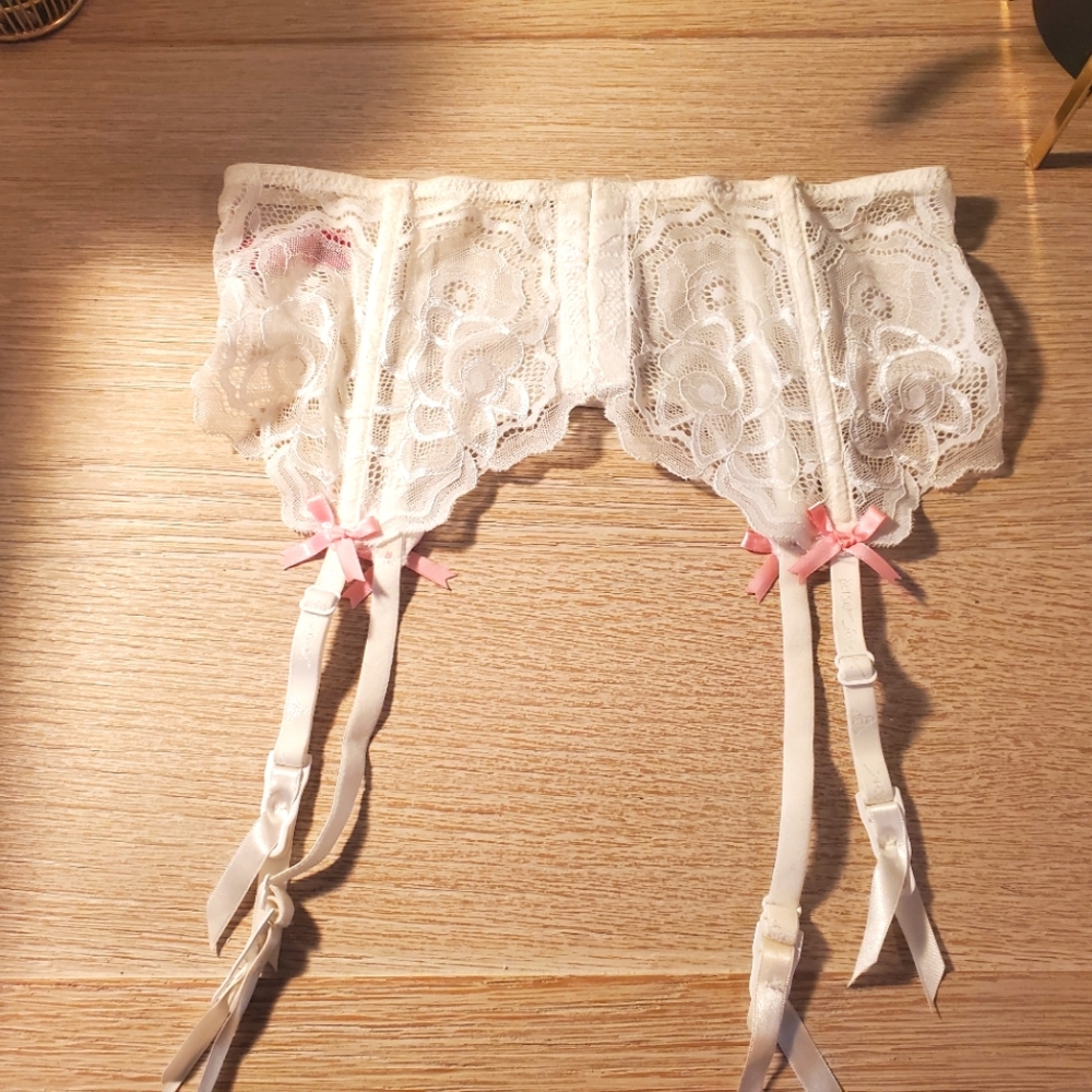 Betsey Johnson White Coquette Lace Garter Belt Medium